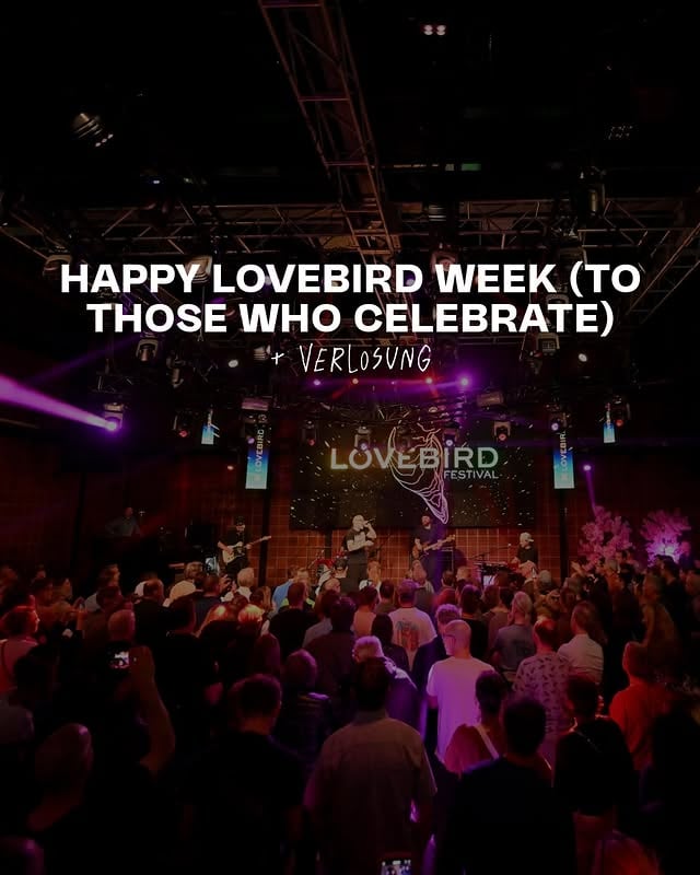 Anzeige | Ein Festival für alle Lovebirds?! 💘Das ist das Lovebird Festival in Düsseldorf. Jazz trifft auf Elektro, Funk auf Soul, Indie auf alles dazwischen. Genre-Grenzen? Kennt hier niemand. Genau so muss das sein. 🔥Und eines der vielen Highlights: Nneka spielt am 5. Juni live im Zakk und wir dürfen 3 x 2 Tickets an euch verlosen! 🎤 So machst du mit: 💘 Like diesen Beitrag 💘 Folge @rausgegangen.duesseldorf & @lovebird_festival 💘Markiere deine Begleitung in den KommentarenTeilnahmeschluss: 03.06.2026, 23:59 Uhr. Die Gewinner:innen werden per DM benachrichtigt. Teilnahme ab 18 Jahren. Der Rechtsweg ist ausgeschlossen. Diese Aktion steht in keiner Verbindung zu Instagram.📸 Anne Orthen, Basti Mowka, Fabian Stuertz, Idona Asamoah, Uli Neumann-Cosel#LovebirdFestival #Duesseldorf #Kulturfestival #LiveMusik #StadtwerkeDüsseldorf by @rausgegangenduesseldorf