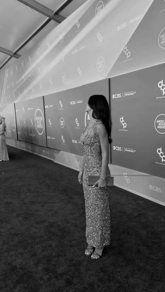 A night at the AMA’s with @mananamariee, wearing our ASTOR dress 🌟 by @meshki