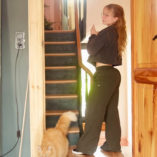 Alors à la base j’ai décidé de carreler ma salle de bain moi même pour plusieurs raisons. Déjà parce qu’on est jamais mieux servi que par soi même, ensuite ça m’angoisse de devoir interagir avec des inconnus pour trouver le carreleur à qui je ferai confiance; genre faut téléphoner, dire bonjour et tout et tout, au secours. Bref ça me semble plus facile de carreler moi même que de téléphoner à des gens que je connais pas. Mais aussi parce qu’une pose de carrelage en chevron ( « Eugneugneu ça s’appelle une pose en bâton rompu ») ( tu vois c’est entre autres pour ce genre de truc que j’ai la flemme d’interagir avec des gens)( bref je parlais de quoi déjà. Ah oui une pose de carrelages en chevron) c’est hyper laborieux et chronophage, et non seulement j’aurais eu des inconnus à la maison pendant des semaines entières ( à l’aide), en plus ils auraient eu des horaires de travail genre à partir de 8h du matin et moi à cette heure là je dors ( attrapez pas ma veste la team du matin; moi je bosse jusqu’a 1h du matin quand je fais du montage et je suis pas là à shamer les gens qui vont dormir tôt), mais en plus j’imagine même pas le PRIX que ça m’aurait coûté en main d’œuvre. Bref, l’économie d’argent faisait partie des critères de cette décision. Et donc puisque je pose le carrelage moi même, hier j’ai été racheter de la colle à carrelage dans un magasin de bricolage. Sur le parking, vlatipa que j’ai accroché une voiture ( entièrement ma faute, aucune excuse sur ce coup là; je comprends pas comment j’ai pu merder à ce point au bout de 12 ans sans le moindre accident). Mais j’ai pas accroché n’importe quelle voiture. Je pouvais pas abîmer une vieille Peugeot ou un utilitaire tout pourrit, noooon. Il a fallu que j’emboutisse une tesla flambant neuve toute rutilante de peinture fraîche 🫠 si j’avais fait appel à un carreleur, je serais jamais venue dans ce magasin, j’aurais jamais embouti cette voiture, et au final le prix que j’ai économisé sur la main d’œuvre je le perdrai soit en règlement à l’amiable, soit en augmentation du prix de mon assurance auto sur le long terme 🫠 mais bon, au moins j’ai pas dû passer de coup de fil, le choix reste rentable n’est ce pas? 🫠🫠🫠