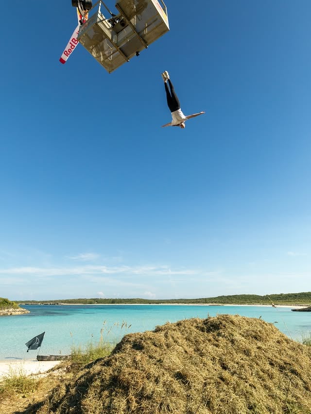 Sorry mom 😳🤪🇧🇸Yes I jumped out of a crane into a pile of hay and my mom lost it Hahahha but nowhere near as high as my crazy friends 😂 I’II definitely stick to jumping into water 💦 Cannot believe what an insane week we had in the Bahamas with @redbullgaming and assassinscreed ⚓️ Getting to watch @redbull athletes break world records in front of your own eyes is something I’ll never forget!! 😍🔥Missing the gang already! Cheers to many more crazy adventures ✈️ Shoutout @robertsnowphoto for all these insane shots!! 📸#bahamas #extreme #athlete #parkour #travel by @mollycarlson1