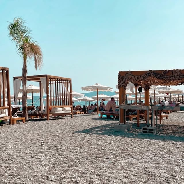 Clearing out my camera roll again and found these from our August 2022 stay at Mitsis Selection Alila 🤍One of those hotels that just gets a luxury all inclusive right. Sleek modern interiors, endless sea views, cocktails on repeat and excellent restaurants. The kind of place where you start every morning saying “we should explore Rhodes today”… and somehow end up back on a sunbed by the pool instead.What I loved most was how easy it felt. From lazy beach days to late dinners overlooking the water, everything had that polished but relaxed vibe that makes you properly switch off. And for an all inclusive, the food and drink offering really stood out — so much choice, without feeling overly busy or chaotic. Still one of my favourite Greece stays for couples, friends or families wanting a stylish resort with a bit more atmosphere than your typical beach hotel. Rhodes in August was HOT, lively and full of energy… and honestly these photos have me wanting to book it all over again ☀️🇬🇷#rhodes #greece #mitsisselectionalila #mitsishotels #luxurytravel by @igoeverywhere_
