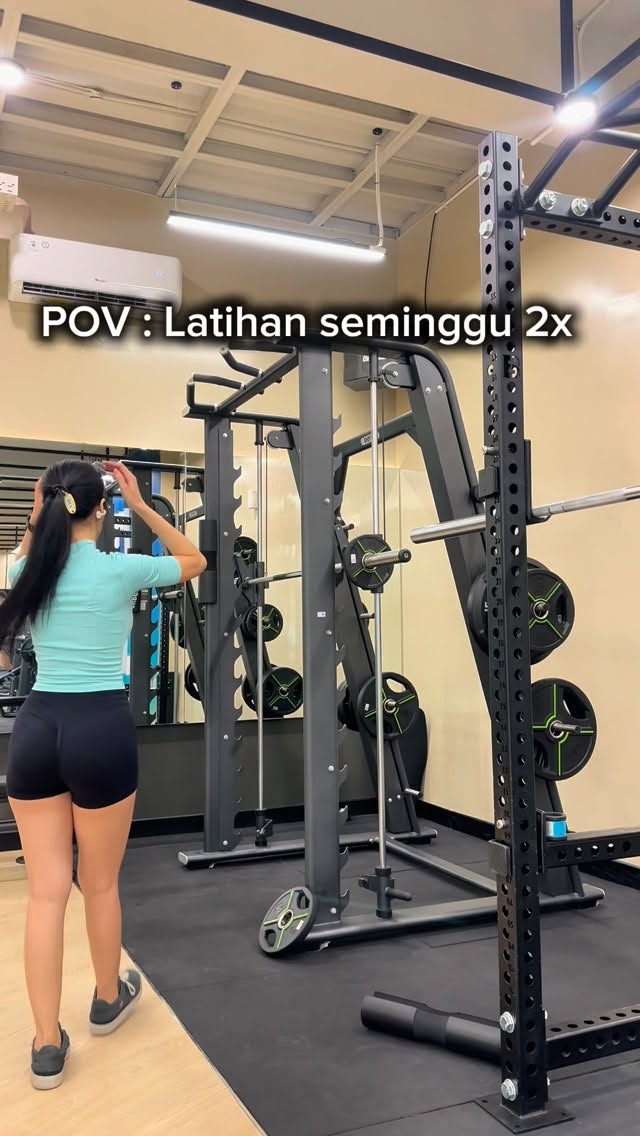Apa yang akan kalian pilih jika latihan hanya bisa seminggu 2x ? Atas atau bawah ?Atau gak sama sekali eh malah rebahan 🫵Kalo seminggu 2x minimal compound gak sih 😌Bokong, back perut dan paha kenain 😌🙏 Beban secuil gpp ya sayang. Kita bukan mau tanding kok. Inget goal kita beda2 💃😘 Yang paham dan tau kondisi adalah badan kita sendiri. by @misslin02