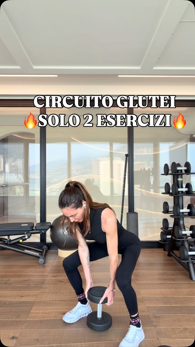 >> Il primo stacco mono è un esercizio di tonificazione eseguito con carico moderato‑alto, poche ripetizioni e tempo sotto tensione elevato (es. stacco monopodalico lento, 6/8 rep per gamba). >>Il secondo è un esercizio metabolico ad alta ripetizione, eseguito a ritmo sostenuto e con minore resistenza, che genera un significativo accumulo di lattato e stimola il sistema energetico anaerobico (sumo pulse, 20 rep dx + 20 si )La morale è che non ci si allena a caso … ogni momento conta 📲Commenta GLUTEI e ti manderò un nuovo mio circuito 🔥🔥🏋️ by @mariasolebarbieri