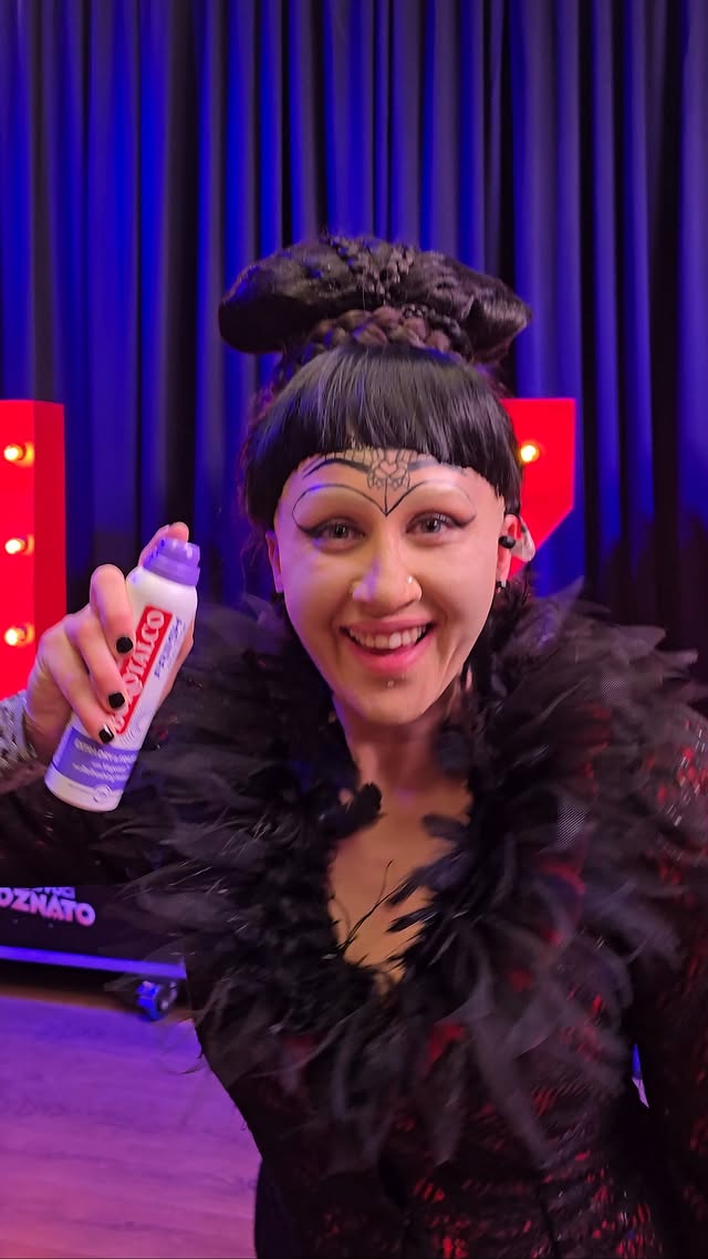Kad ti treba samo jedan @borotalco.hr da postaneš Christina Aguilera 😏🎤S cvjetnom svježinom i zaštitom od znojenja nestala je Iva i pojavila se svjetska diva. 🌸 by @tlzphr