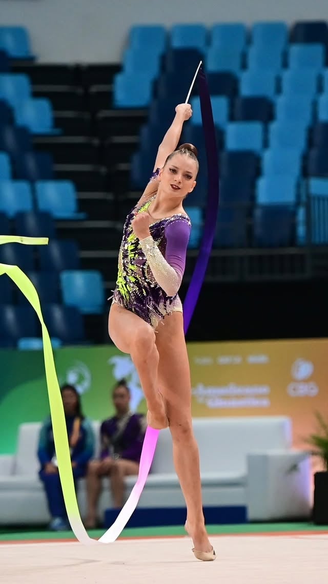 Art is expressed in many different forms, this is one of the most beautiful. @anuta_filipp #upagpagu #gymnastics El arte tiene distintas formas de expresión, esta es una de ellas.@anuta_filipp by @usagym