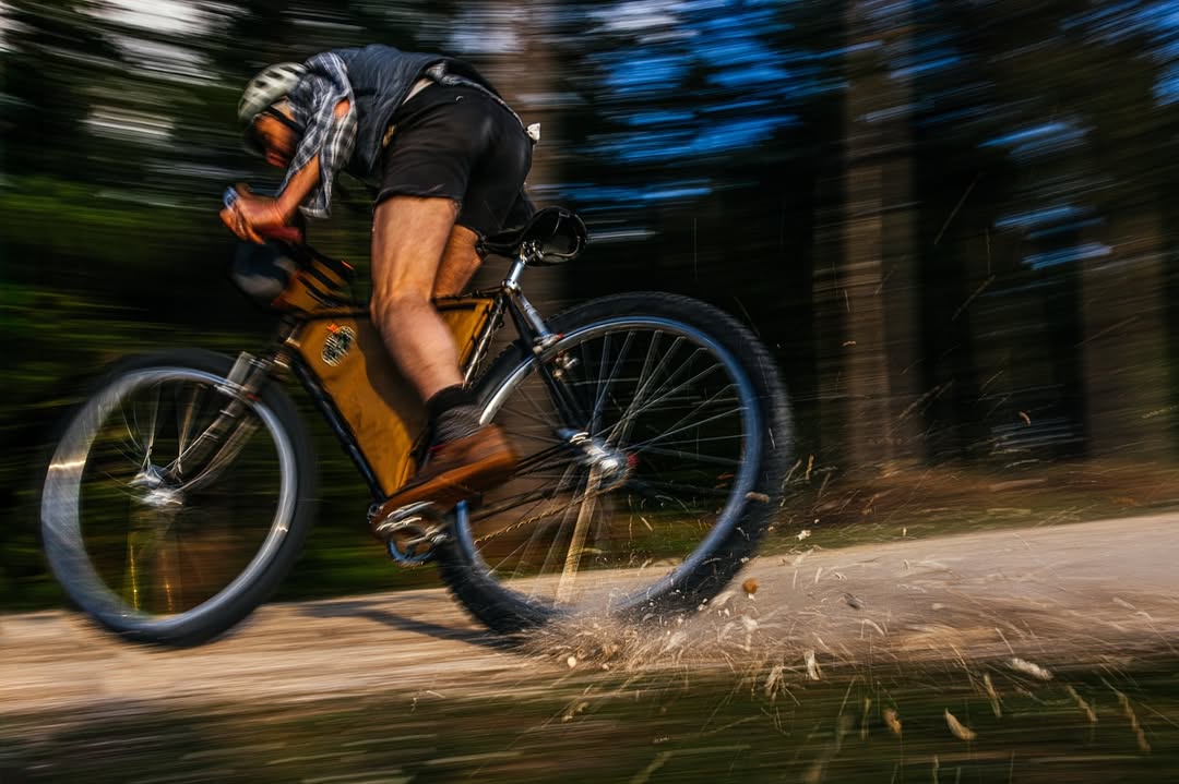 Sled of shred!Yesterday we took a deep dive into @thewoodscyclery, a bike shop on the edge of the New Forest in Southern England. Today, we’ve got a shreddy look at Tom @fomtaz , the owner of Woods’s new in-house brand, @deadforestbicycles and the first prototype Cicada frame.Roll or skid on over to #theradavist.com to see and read more details! by @theradavist
