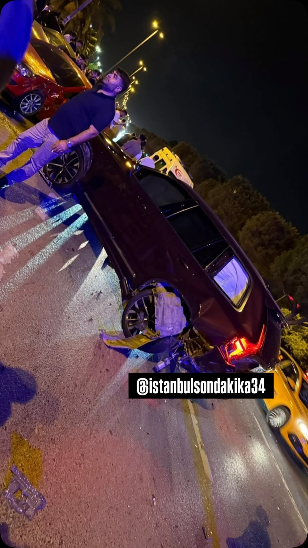 Maltepe sahil yolunda, karşı şeritte süratli gelen BMW 4 şöförü arkadan Volvo marka cipe çarparak 5 aracın kazaya karışmasına sebep oldu. Şükür ciddi bir yaralı durumu yok.