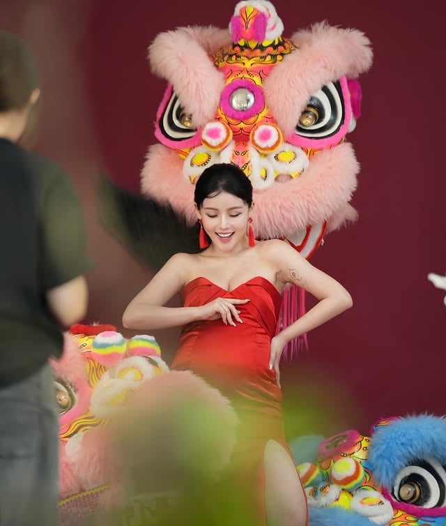 生日快樂🎂三十好幾的me
第一次在孕後期過生日（前兩胎都是剛生完捧著寶寶過的👶🏻🍼

收穫大女兒的願望 希望媽媽長命百歲（吃飯吃很快鋼琴練很快就是為了睡前有半小時可以趕工媽媽的卡片🥹

二女兒模仿姐姐的筆跡跟著寫I love you （他還氣自己中班不會寫長篇大論 發揮巧思做了個卡夾中的片中片 💌

公公幫我買股票 婆婆買營養師說偶爾吃沒關係的炸雞🤣

前天也難得夢到過世的爸爸一言難盡
（惹得我媽麗美好羨慕

收到不同層次的情感 
豐富人生每個階段的不同體悟🥹

34歲後 仍舊做自己做愛做的事過愛的人生。
Happy birthday.
.
.
#生日快樂🎂 #營養師三寶媽 #三十幾歲