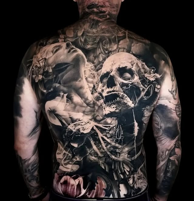 In tattoos that combine the atmosphere of surrealist subjects with the power of Black and Grey, classical realism is absorbed into an imaginative, symbolic, and visionary dimension.Human faces transform, anatomies become impossible, while organic details and dreamlike atmospheres coexist in compositions built almost like cinematic scenes. Black and Grey become the ideal tools to emphasize depth, contrast, and drama, allowing the artist to work with light, textures, and shading with extreme precision.Discover more on www.tattoolife.com or 🔗 https://www.tattoolife.com/focus-on-surrealistic-black-and-grey-tattoos/.#tattoolifemagazine #surrealistictattoo #tattooartist #tattoolifegallery #tattoolifedigital by @tattoolifemagazine