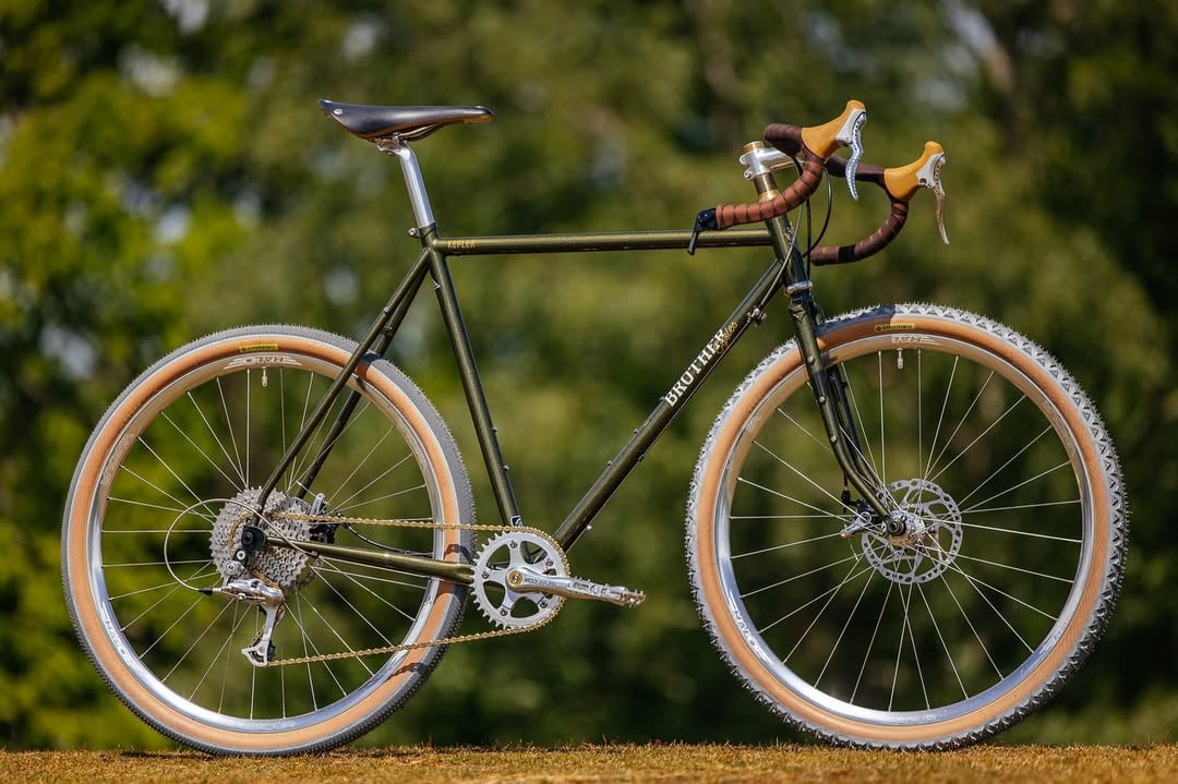 While visiting @thewoodscyclery in Lyndhurst, UK, John and Cari documented a series of builds, including this @brothercycles Kepler gravel bike…Brother Cycles began by offering a single model, the Steel Track Frame. Before too long, it’d rolled into other terrain, offering a ‘cross bike, then gravel bikes, rigid MTBs, hardtails, and so on. Now, with a full catalog of mixed terrain bicycles, it’s been refining some of its classic silhouettes, including the Kepler.Roll on over to #theradavist.com to check out more high res details and shout out to Cari for birding with the Merlin app while bike spotting! by @theradavist