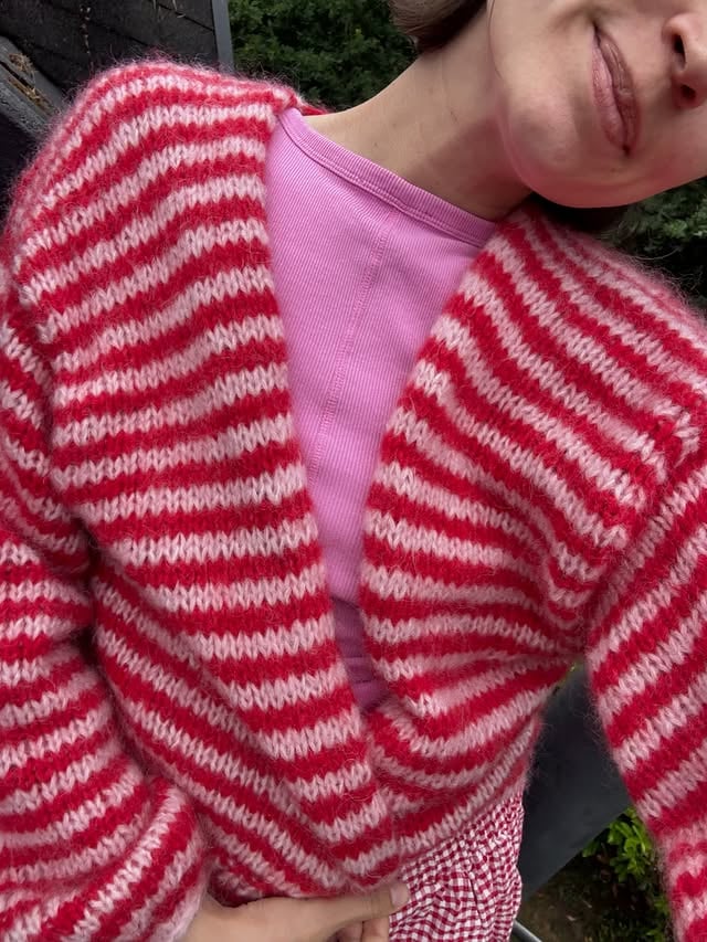 Letzte Woche war sehr sommerlich🍓inkl neue Sommer-Garnsets: #sorbettop 🥹🌞und Stricktreffs im @cafe_schwarzer_riese & im Seniorenheim🫂🧶#knitter #stricken by @lesfillesducoeur