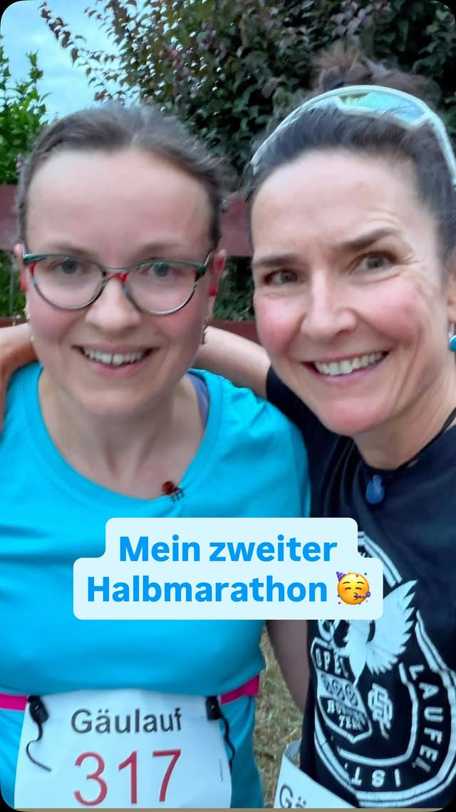 Ich habe meinen zweiten Halbmarathon geschafft 🥳 Auch wenn die letzten Kilometer wirklich hart für mich wurden, habe ich mich durchgebissen und meine selbst gesetzte Zielzeit deutlich unterboten, was ich niemals erwartet hätte ☺️ Danke an meine Freundinnen fürs trotzdem rechtzeitig da sein und anfeuern! Und ein ganz großes Dankeschön an @sonjavonopel für den tollen Trainingsplan, mit dem ich trotz meines vollen Tourkalenders dranbleiben konnte, und die allerbeste Begleitung und den Zuspruch auf 21,1 Kilometern 😍 Es macht wirklich einen riesigen Unterschied, so ein Ding nicht alleine zu laufen 🥹🙏🏻