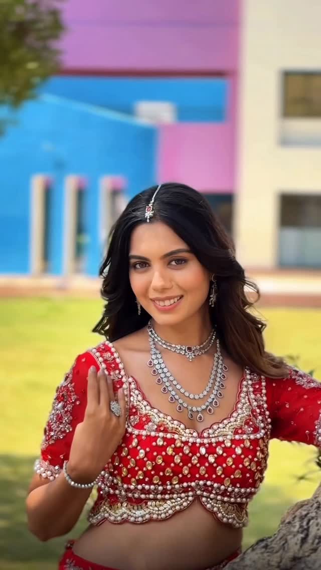 Red will forever have a special place in my heart ❤️ With the richness of red already making a statement, the makeup was kept soft, fresh, and modern with glowing skin and open waves for the perfect contemporary bride.HMUA @gayatrisable_makeovers Muse @avaniawasthee @_swamini_rental_jewellery_ Outfit @mihir_designer_studio #makeupartist #viral #ᴇxᴘʟᴏʀᴇᴘᴀɢᴇ #bridallook by @avaniawasthee