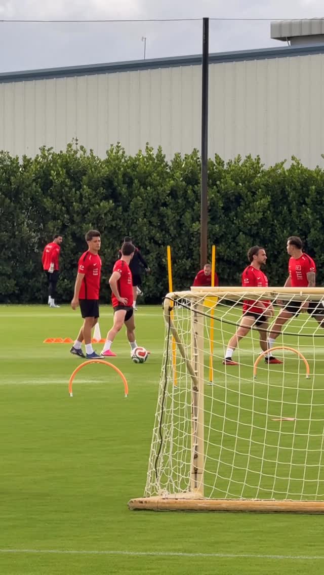Los turcos se preparan para su último amistoso antes del debut mundialista 🇹🇷 Este sábado enfrentarán a Venezuela. Arda Guler ✅ Kenan Yildiz ⛔️ Entrena por separado por una lesión 🎥: @manubravo9 by @cracks_ig