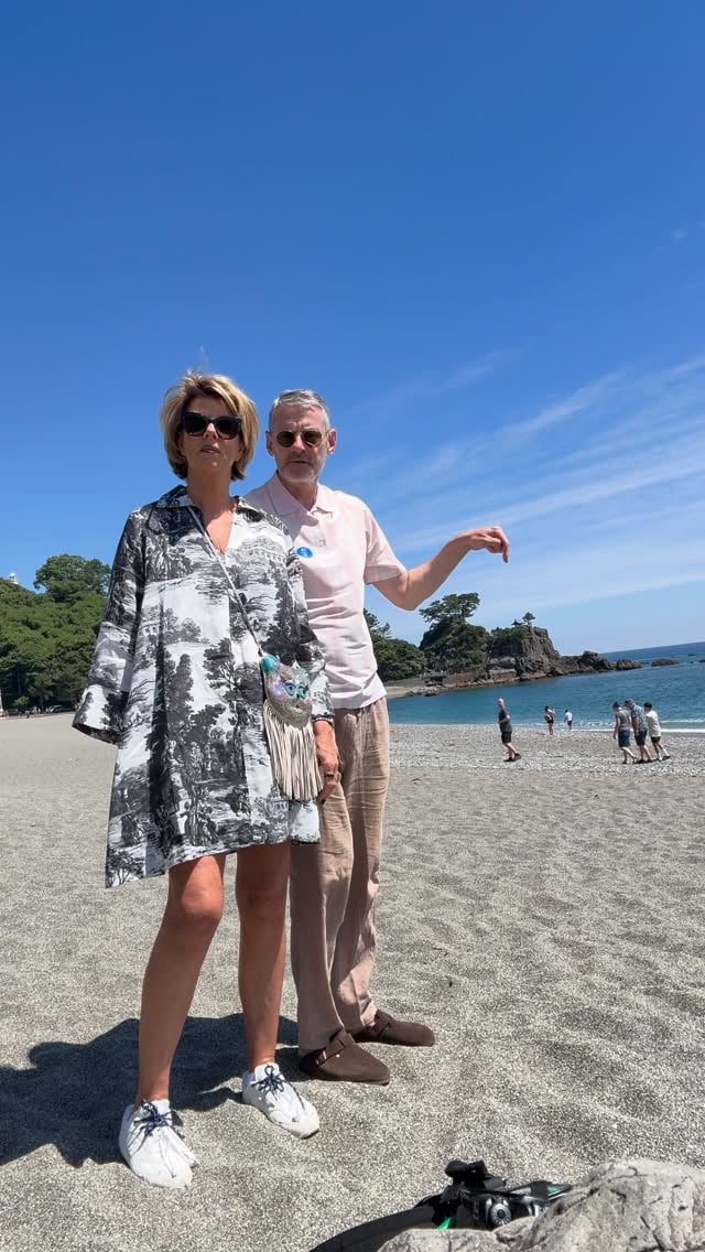 Unser erster Ausflug in Gruppe 9 nach Kochi!Egberts Look:Kombi @zara Schuhe @birkenstock Mein Look:Kleid @cosstores Tasche @maisonvalentino Schuhe @miumiu Alle Details zum Ausflug in meiner Story!#TravelBloggerü50 #TravelWithUsToJapan #CoupleStyleü50 #BestAgerCoupleü50 #eggersandrea Werbung durch Markenkennzeichnung in Bild und Text by @eggersandrea
