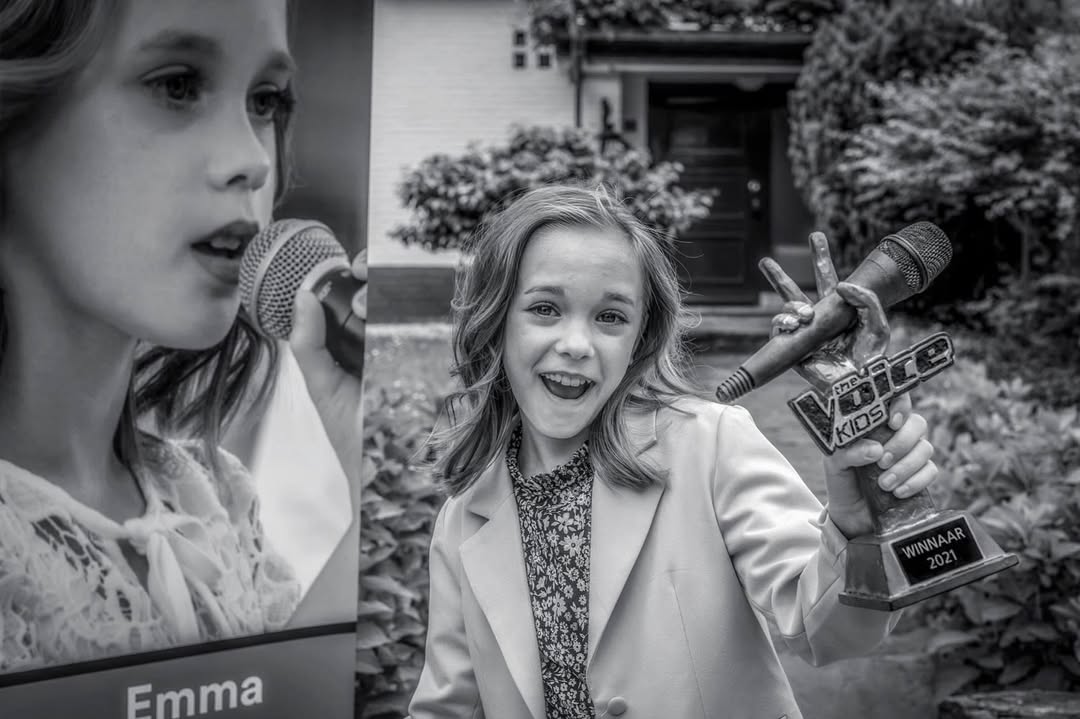 NEVER LOSE HOPE THEATERTOUR 💜

🇳🇱: Vandaag precies 5 jaar geleden heb ik The Voice Kids gewonnen 🥹 Het heeft mijn leven voorgoed veranderd op de beste manier 💜 Toen ik had gewonnen kreeg ik de realisatie dat zingen mijn allergrootste passie was en dat ik dit voor de rest van mijn leven wil doen!! En nu 5 jaar later ben ik gewoon een solo theatertour aan het doen!! Wat een droom 😍 Nog maar 6 shows en dan is het voorbij 😭 Wat ga ik dit missen zeg 🫶

🇺🇸: Exactly 5 years ago today, I won The Voice Kids 🥹 It changed my life forever—in the best possible way 💜 When I won, I realized that singing was my absolute greatest passion and that I want to do this for the rest of my life!! And now, 5 years later, I’m actually doing a solo theater tour!! What a dream 😍 Only 6 shows left and then it’s over 😭 I’m really going to miss this 🫶