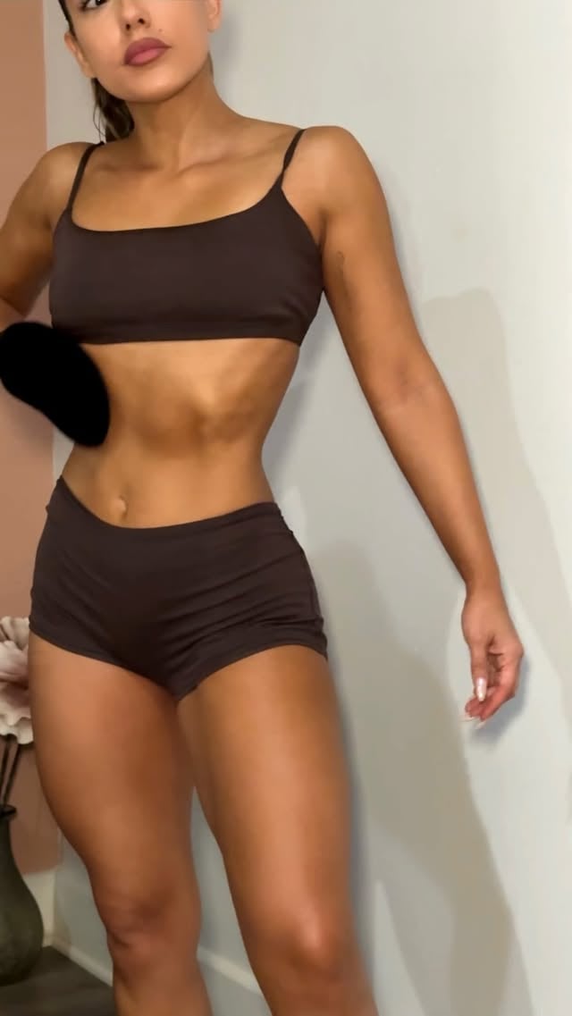 Self tanning has been a routine I’ve stuck to religiously for years! It’s quick, safe for you, adds a glow, and helps you look so much more toned. It gives me LIFE tbh! I tried @brownbee.us air mousse for the first time and I think the results speak for themselves honeyyyy ☺️ Glowing, even toned, clean, and hydrated skin. Instantly, added to my rotation. Go ahead and add some glow to your cart sis ✨😉 by @yanina_oyarzo