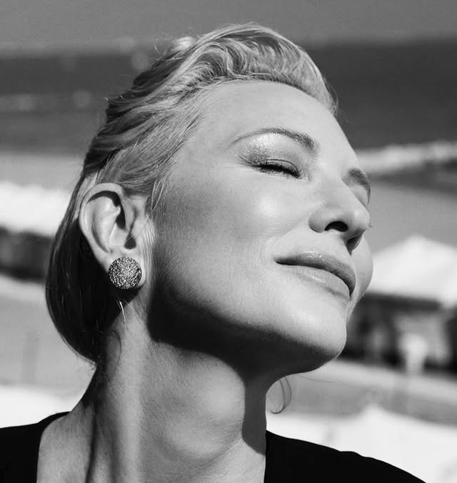 Ceci est un soulagement. « Oh bordel, je peux respirer à nouveau ! » C’est une émotion dont on ne parle presque jamais et pourtant, je crois que c’est l’une de mes préférées. Elle n’a pas la noblesse de la joie, ni la profondeur de la tristesse, ni l’intensité de la peur. Elle arrive après — après l’attente, après l’angoisse, après la nouvelle qu’on redoutait et qui, finalement, n’arrive pas. Le résultat d’analyse qui revient normal. L’enfant qui rentre enfin. Le coup de fil qui annonce que tout va bien. Le soulagement est une émotion étrange et puissante. Parce qu’il nous apprend quelque chose qu’on préférerait ignorer : il nous permet de réaliser l’ampleur de la peur qu’on portait sans toujours le savoir. On ne mesure le poids de l’inquiétude qu’au moment où elle se dénoue. C’est seulement quand l’étau se desserre qu’on réalise à quel point il serrait. Le soulagement est rétrospectif ; il révèle, en disparaissant, la tension qu’on avait fini par croire normale. Cette émotion nous montre que nous portons, en permanence, bien plus que ce dont nous avons conscience : des inquiétudes de fond, des appréhensions sourdes, des vigilances qui ne se relâchent jamais tout à fait. On vit avec, jusqu’au jour où elles tombent et où le contraste nous saisit. Le soulagement nous enseigne aussi la gratitude. Pas la gratitude performative, celle qu’on affiche. L’autre — celle qui monte du corps quand on réalise que ce qu’on craignait n’a pas eu lieu. Cette gratitude-là naît d’un contraste réel : on a entrevu la perte possible, et on a été épargné. Mais le soulagement a aussi sa mélancolie. Parce qu’il nous rappelle la fragilité de tout. Si on est soulagé, c’est qu’on aurait pu ne pas l’être. Le danger était réel. La prochaine fois, peut-être, la nouvelle sera autre. Le soulagement contient en lui la conscience aiguë que rien n’est garanti. Alors, peut-être faut-il apprendre à vraiment l’habiter, ce moment. À ne pas passer trop vite à la suite. À s’arrêter dans cet espace où l’on respire à nouveau, et à laisser cette respiration nous rappeler ce qui compte. Je vous souhaite des soulagements et la sagesse de vous y arrêter assez longtemps. #Bonjour
