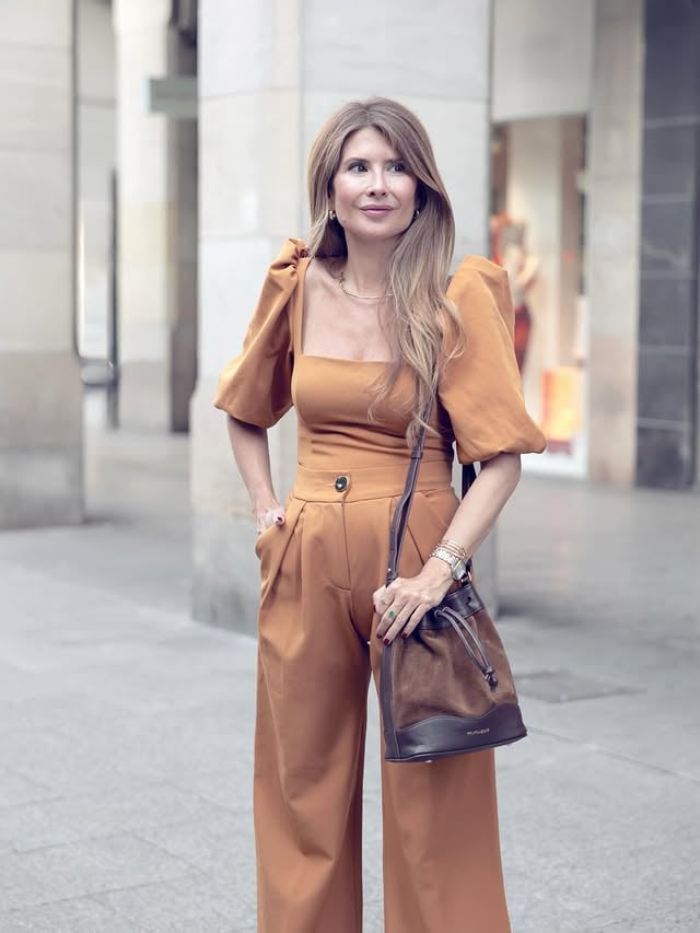 De cuando @mimique_ llegó a Zaragoza y tuve que la fortuna de compartir tantos momentos con Yolanda, disfrutar de charlas maravillosas con ella y sus fieles escuderas, y probarme toda su colección de bolsos que es de infartar de lo bonita que es…Bolsos, mochilas, cinturones, fundas de gafas y en nada unos sombreros de playa ideales que no os van a dejar indiferentes ✨Todo “Made in Spain” y supervisado por estas dos hermanas maravillosas, (¡María, te echamos de menos!)Gracias por vuestra confianza y deseando que volváis a vernos que vuestros diseños enamoraron en vuestra Pop Up en MARAVIC ☺️Los fotones son de @situafotografia ...#atrendylife #mimique #bolsos #madeinspain #lookchic by @atrendylife