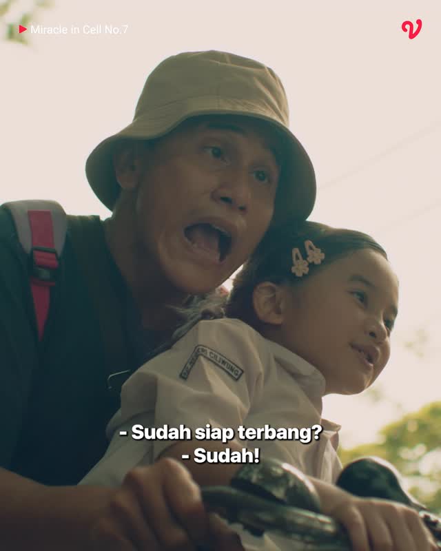 Dodo Rozak yang punya keterbatasan intelektual hidup bahagia dengan putrinya, dan semua berubah saat Dodo dituduh melakukan kejahatan dan langsung dikurung di penjara. Namun, siapa sangka solidaritas di penjara membawa kebahagiaan tersendiri untuk Dodo? 🥺️⁣⁣Diadaptasi dari judul yang sama versi Korea, film Miracle in Cell No.7 tayang 5 Juni di Vidio! by @vidiodotcom