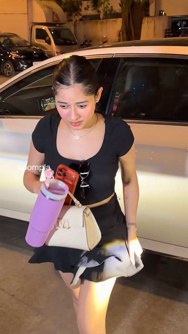 midweek scenes.. jannat zubair out and about 💁🏼‍♀️