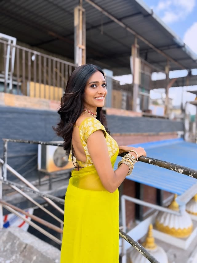 Someone said Sanskaari baddie and i’m digging it! 💛😆🥰
