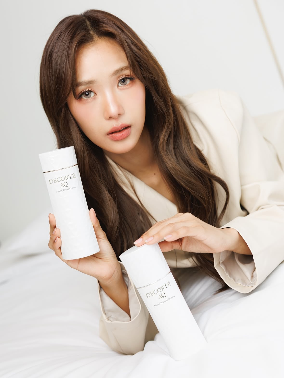 ผิวที่ดีต้องได้รับการดูแลอย่างตั้งใจทุกวัน 🤍
step ที่ขาดไม่ได้ตอนนี้คือ
DECORTÉ AQ Emulsion และ AQ Lotion
นอกจากกลิ่นหอมที่ทำให้รู้สึกผ่อนคลาย ยังช่วยบำรุงลึกถึงชั้นผิว ให้ผิวดูอิ่มฟู ฉ่ำวาว แม้แต่วันที่นอนน้อย 

ยิ่งใช้คู่กัน ยิ่งช่วยล็อคความชุ่มชื้น ทำให้ผิวเนียนนุ่ม กระชับ และยืดหยุ่น
ยิ่งรู้สึกว่าผิวได้รับการบำรุงครบจริงๆ 

เพราะผิวดีต้องเริ่มจาก skincare ที่ใช่
ต้องคู่นี้เท่านั้นที่ฟิล์มเลือก

#DecorteThailand #AQAbsolute #AQ