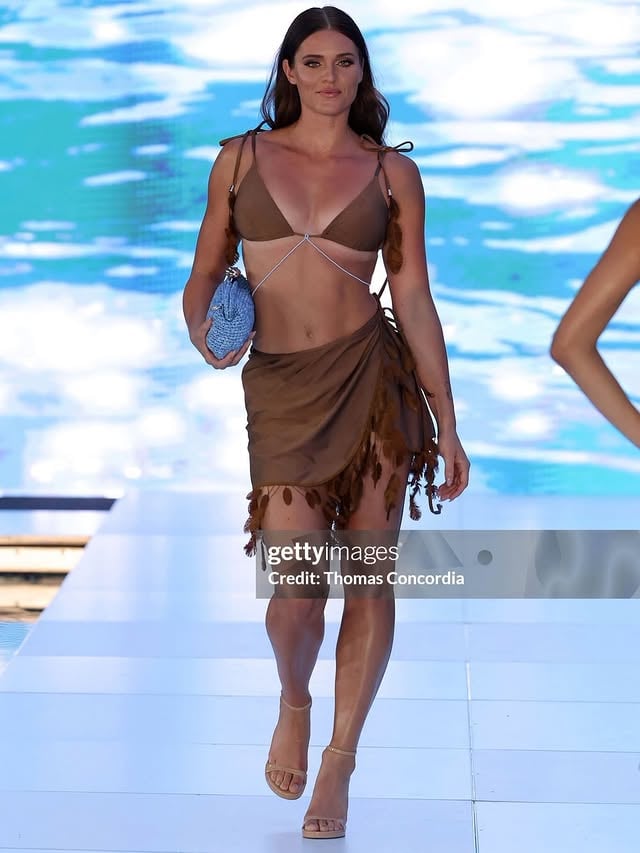 Miami Swim Week for the win✨

I almost didn’t post these.

After two weeks on antibiotics and no workouts, I felt insecure and didn’t feel like myself. Then I remembered this week was never about perfection or how I looked, it was about the experience and celebrating the incredible designers behind it all. 

Remember, the experience is always bigger than the insecurities trying to hold you back🤍