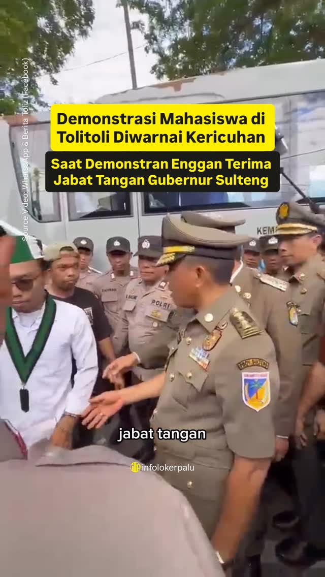 ✅Kericuhan mewarnai demonstrasi mahasiswa di Kabupaten Tolitoli, Provinsi Sulawesi Tengah (Sulteng) saat para demonstran enggan menerima jabat tangan Gubernur Sulteng Anwar Hafid yang menghampiri mereka usai memimpin upacara upacara gabungan HUT ke-107 Pemadam Kebakaran, HUT ke-76 Satpol PP, dan HUT ke-64 Satlinmas tingkat Provinsi Sulteng Lapangan Taman Kota Gaukan Muhammad Bantilan, Kabupaten Tolitoli, Kamis (4/6/2026).

Bahkan, tindakan yang dilakukan para demonstran kepada Anwar juga menyulut emosi Bupati Tolitoli Amran Yahya. Beruntung kericuhan tersebut segera dilerai dan diredam oleh aparat kepolisian bersama Satpol PP.

Dalam aksinya, para demonstran yang terdiri dari Aliansi Mahasiswa dan Masyarakat Peduli Lingkungan menyoroti sejumlah wilayah terkait aktivitas pertambangan, yakni Lingadan, Malempa, Oyom, dan Basidondo. 

Mereka meminta pemerintah dan aparat penegak hukum melakukan penelusuran serta penanganan secara transparan terhadap aktivitas pertambangan yang dipersoalkan masyarakat.

Sementara itu, Gubernur Sulteng Anwar Hafid usai memimpin upacara, mengatakam pemerintah tidak tinggal diam melihat masyarakat yang selama ini menggantungkan hidup dari aktivitas pertambangan rakyat di sejumlah wilayah, termasuk di Kabupaten Tolitoli.

Pernyataan itu disampaikan Anwar Hafid saat menjawab pertanyaan wartawan terkait nasib para penambang yang saat ini masih beroperasi di lokasi yang belum memiliki legalitas resmi.

“Tidak bisa juga kita lakukan itu,”katanya, dikutip dari buol.pikiran-rakyat.com.

Anwar menerangkan, langkah yang ditempuh pemerintah bukanlah melakukan penindakan terhadap rakyat, melainkan mempercepat proses legalisasi kawasan yang selama ini telah menjadi sumber mata pencaharian masyarakat.

Pemerintah Provinsi Sulawesi Tengah, kata dia, tengah mengupayakan agar lokasi-lokasi tambang rakyat dapat memperoleh legalitas melalui penetapan Wilayah Pertambangan Rakyat (WPR), sehingga aktivitas masyarakat dapat berjalan sesuai aturan yang berlaku

.
.
.
#infolokerpalu #palu sulteng