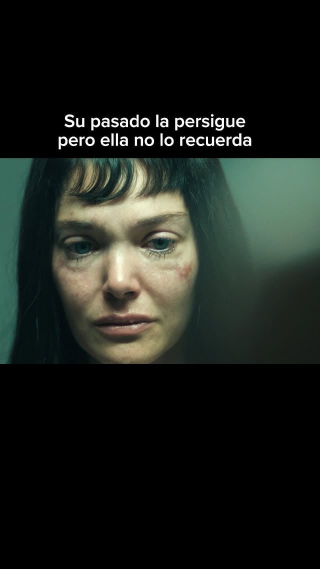 No recuerda su identidad. No recuerda cómo ha llegado aquí. Pero sabe que alguien la persigue. #LaDesconocida llega el 5 de junio. by @netflixes