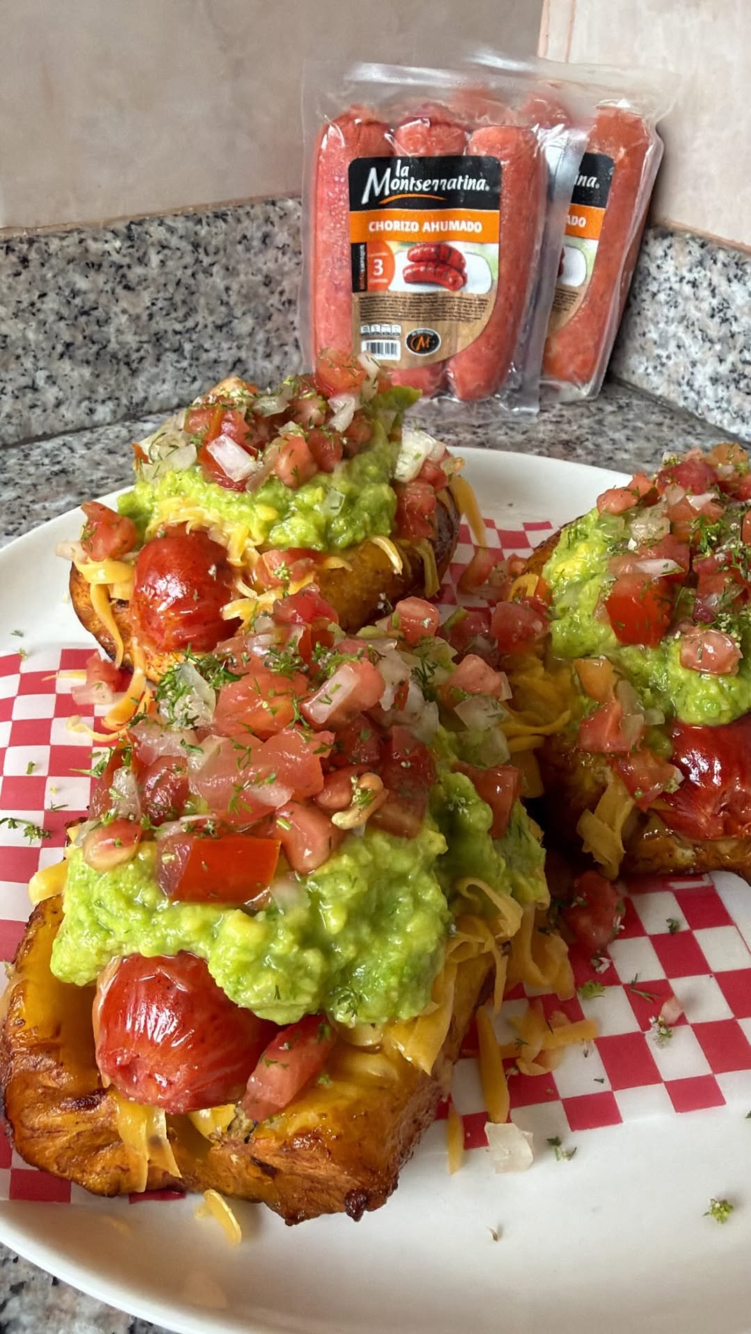 CHORIPLÁTANOS🤤😍❤️CUANDO LOS PRUEBES VAS A ENTENDER POR QUÉ TODO EL MUNDO ESTÁ OBSESIONADO CON ESTA COMBINACIÓN😮‍💨 

Por supuesto para esta receta usé los chorizos ahumados de @lamontserratina porque de pana que no hay padrote😍👏🏽❤️

Ingredientes:

Para el guacamole: 🥑 

-1 aguacate.
-Zumo de 1 limón.
-Sal al gusto.
-Media cebolla blanca.
-Cilantro al gusto.

Para el pico de gallo: 

-2 tomates rojos.
-1 cebolla de cabeza.
-Cilantro al gusto.
-Zumo de 1 limón.
-Sal al gusto.

Para el choriplátano:

-2 plátanos maduros.
-Chorizo ahumado de La Monserratina.
-Queso amarillo.
-Guacamole.
-Pico de gallo.

#choriplatano
