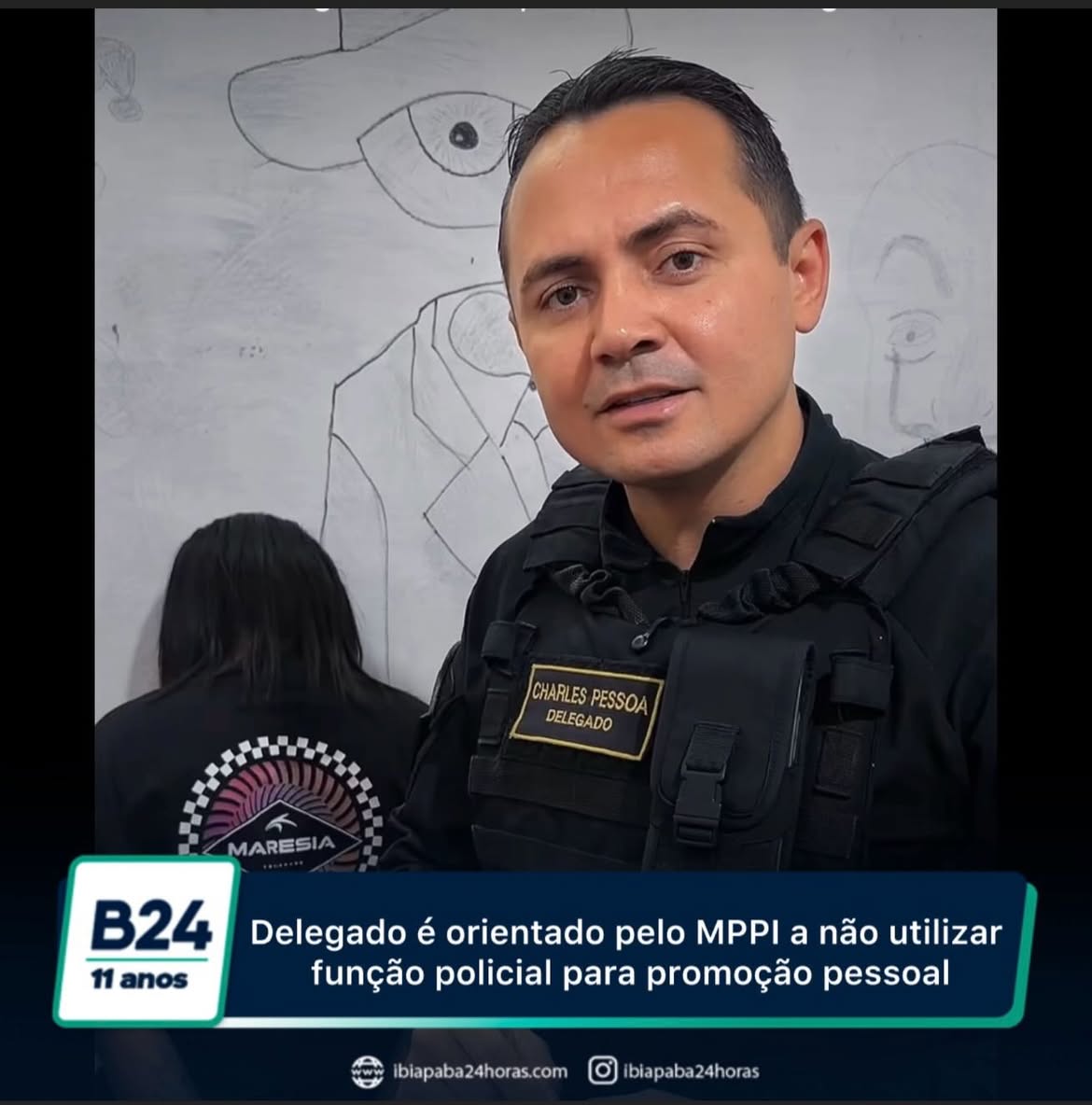 🚨 MPPI recomenda regulamentação do uso de redes sociais por policiais civis e faz orientações ao delegado Charles Pessoa

O Ministério Público do Estado do Piauí (MPPI), por meio do Grupo de Atuação Especial de Controle Externo da Atividade Policial (GACEP), expediu uma recomendação à Secretaria de Segurança Pública, à Delegacia-Geral e à Corregedoria da Polícia Civil para que seja regulamentado o uso das redes sociais por policiais civis no estado.

📄 A medida foi publicada no âmbito da Notícia de Fato nº 01/2026 e estabelece um prazo de até 20 dias para que os órgãos adotem as providências necessárias.

Entre os pontos abordados, o MPPI também direcionou recomendações específicas ao delegado Charles Pessoa, que é pré-candidato a deputado nas eleições deste ano. O documento orienta que ele se abstenha de publicar, republicar, autorizar ou estimular conteúdos envolvendo presos, investigados, abordagens policiais, confissões, operações em andamento, além da utilização de símbolos institucionais para fins promocionais, de entretenimento ou monetização relacionada à atividade policial.

⚖️ Segundo o Ministério Público, a iniciativa busca criar critérios técnicos, objetivos e impessoais para disciplinar a divulgação de conteúdos ligados à atividade policial, especialmente aqueles que envolvam armamentos, viaturas, fardamento, símbolos institucionais, prisões e pessoas investigadas ou custodiadas.

📱 Entre as medidas sugeridas estão a proibição da promoção pessoal de agentes públicos por meio da função policial, a divulgação de imagens de presos e investigados, a publicação de interrogatórios e confissões, além da exposição de operações em andamento e de elementos de prova, como armas e drogas apreendidas.

📂 O MPPI também determinou a preservação de arquivos, metadados, registros de publicação e demais informações relacionadas aos conteúdos analisados na investigação. O órgão advertiu que o eventual descumprimento da recomendação poderá resultar na adoção das medidas cabíveis para assegurar o cumprimento das orientações ministeriais.