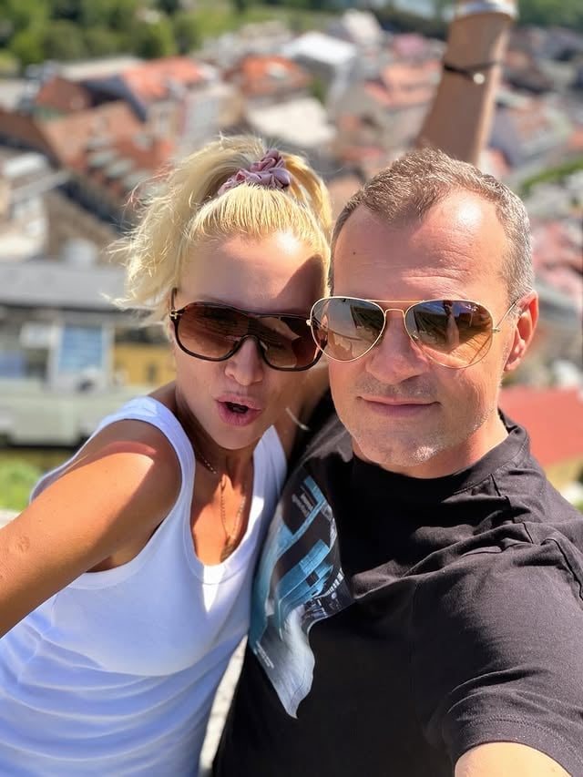 Překrásný Trenčín a den jako na objednávku🥳😉🌞💙Město, kde se historie zapisovala do skály.Stačí se projít starými uličkami, zvednout oči k hradním věžím a nechat se unést atmosférou místa, kde minulost stále dýchá přítomností.Prostě je to perla Pováží, kde každý kámen vypráví svůj příběh. Jo no..tak ho vnímám já😍#trip#Trenčín#beautifulplace by @yvona_malerova_krainova
