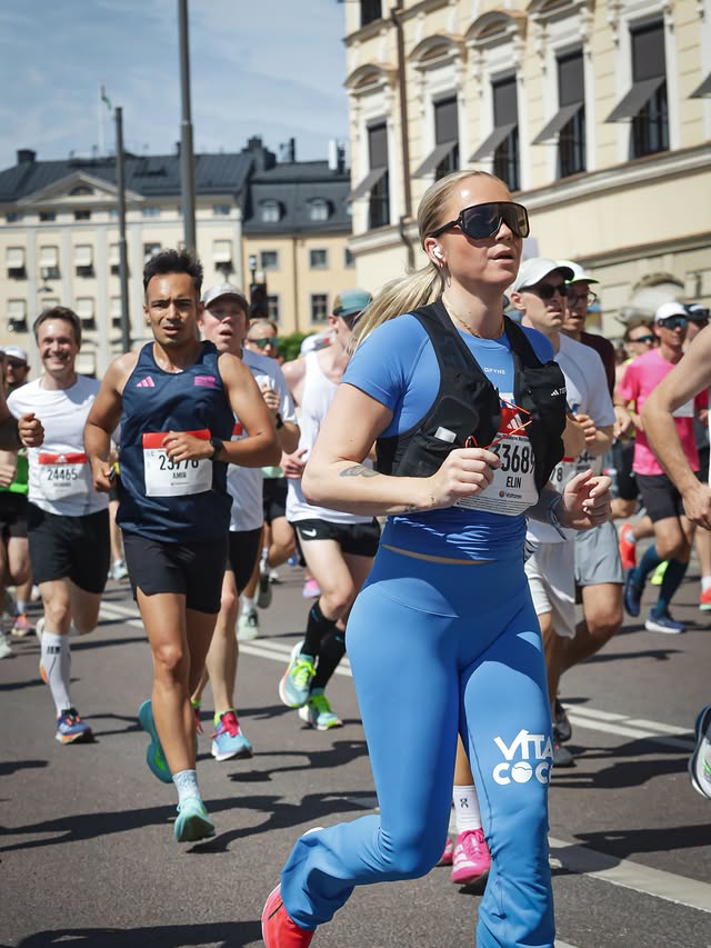 Mitt första marathon förklarat: 
-Bild 1: Känner mig stark 💪🏻 
-Bild 2: Hittar en ny vän efter 1 mil, vi pratar så mkt att tiden flyger förbi i 1 mil till. 
-Bild 3: Se så glada vi ser ut jmf med alla andra? 
-Bild 4: Micke var starkare än mig & fortsatte själv efter ca 2,5 mil och jag börjar tappa allt totalt. Tack och lov fångar min nya vän Sten upp mig & pushar mig att fortsätta. 
-Bild 5: Både jag & Sten börjar tappa det & vi har ont ÖVERALLT. 
-Bild 6: Vi promenixar i godan ro och försöker pusha oss igenom det som kändes som ett h*lvete. 
-Bild 7: Ganska säker på att jag säger ”FAN VAD ONT JAG HAR” till Sten här. 
-Bild 8: Jag ringer min pojkvän och gråter och säger att jag kommer ge upp. 
-Bild 9: JAG ÄR I MÅL. Med mobilen i högsta hugg för jag kom på att jag glömt vlogga hela loppet från att det började bli jobbigt 👍🏻
LÄRDOM AV DETTA: Aldrig mer ett Marathon