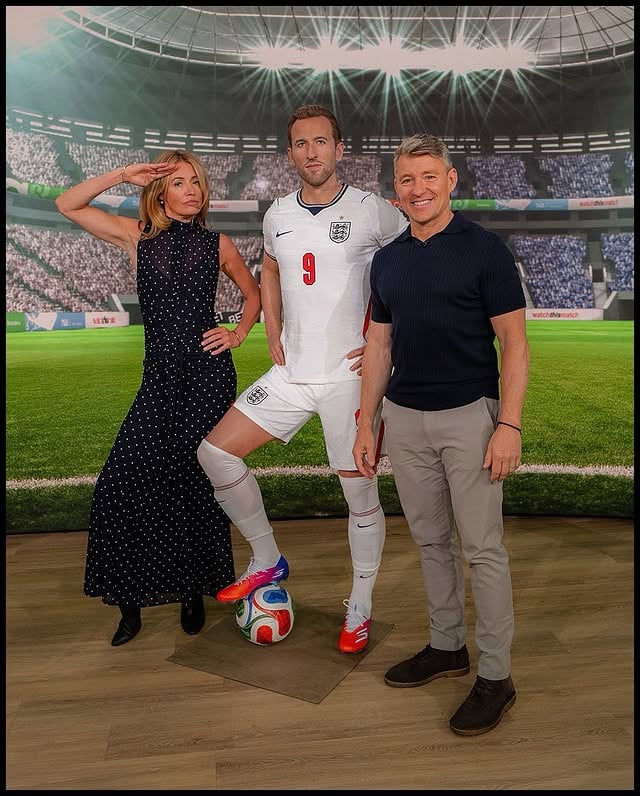 @harrykane has been immortalised by @madametussauds !!! (Double trouble @katekanex 😹) So before the the World Cup starts, come on @england !! We managed to get our photo opportunity in the back of the net 😉🫡🤣♥️ @benshephardofficial @thismorning Photos by @kenmckayphoto Not for commercial use by @catdeeley