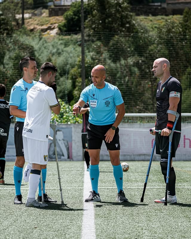 ❤️ O FUTEBOL É DE TODOS E TEM DE SER PARA TODOS ⚽️🦾Tive a honra e o privilégio de marcar presença no primeiro jogo de futebol de amputados disputado em Portugal. Mais do que um evento desportivo, foi uma verdadeira lição de vida, de inclusão, superação e resiliência.Confesso que é difícil encontrar palavras que consigam traduzir tudo aquilo que senti. A emoção, a admiração e a alegria acompanharam-me do primeiro ao último minuto. Ver a força, a determinação e a paixão destes atletas foi algo absolutamente inspirador.Aquilo que eles querem é simples: praticar o desporto que amam. E fazem-no com uma entrega que nos obriga a refletir sobre o verdadeiro significado da palavra paixão.Por muito que tente explicar, há sentimentos que são impossíveis de descrever. Vi a dor estampada no rosto de quem se magoava durante o jogo. Vi a frustração de cada passe falhado. Vi a felicidade de cada golo marcado. Mas, acima de tudo, vi o sorriso genuíno de quem alcançou algo histórico e de quem estava simplesmente feliz por estar ali, a fazer aquilo que mais gosta.Saio deste dia mais rico enquanto pessoa. Fiquei fã, adepto, amigo e profundo admirador de todos os que fizeram parte deste momento.Parabéns a todos pela coragem, pela entrega e pela bonita história que estão a construir. Obrigado pela partilha, pelo exemplo e pela inspiração.Obrigado por tudo! Estar-vos-ei eternamente grato ❤️Uma última palavra para a @associacaofutebollisboa @fundacaofpf @futamp_portugal @estrelamadora @futebolclubefamalicao e @camara_municipal_mafra pelo magnífico contributo que deram para a promoção da inclusão através do desporto. O vosso compromisso, visão e apoio foram fundamentais para tornar este momento histórico uma realidade. Que este seja um exemplo a seguir e que muitos outros se juntem a esta causa, porque o futebol é de todos e tem de ser para todos. 👏⚽❤️ by @worldamputeefootball