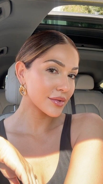 Summer is here and so is this heat! Full circle moment because 2 years ago I purchased the @erborian_usa cc creme and I’ve been obsessed ever since. It color corrects, covers, all while being lightweight, hydrating and soothing to the skin immediately and over time. It genuinely feels like I don’t have anything on! #erborianpartner #ccream #koreanskincare by @yanina_oyarzo
