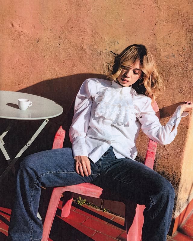 Ogni singola volta che mi chiedono perché io voglia fare l’attrice, la mia risposta è sempre la stessa, identica e spiazzante: perché non so fingere.Per anni mi sono sentita ripetere addosso le stesse parole: “Sei bella, sei la più bella”. Come se la bellezza fosse uno stato d’animo, come se cambiasse qualcosa. A me, di essere la più bella, non importa assolutamente nulla. A me interessa solo mostrare quello che ho dentro.Certo, non è sempre facile. E forse, da un lato, è anche giusto così: non tutti meritano di vedere chi siamo realmente, né hanno il diritto di conoscere la nostra storia. Ma l’unico modo che ho per tirare fuori tutto e farlo vedere al mondo, senza filtri, è salire su un palco o stare davanti a una macchina da presa. Recitare è la cosa che mi riesce meglio proprio per questo. Perché, ironicamente, è l’unico momento in cui non so fingere.Questi scatti nascono proprio da qui, da questa voglia di autenticità.Sono tratti da un pomeriggio qualunque a casa del mio amico fotografo Ruben. È bastato un caffè, quattro chiacchiere,due lamentele , e questo è il risultato. Niente finzione ♥️ a me ,me piac accussi’ by @iammissmarika