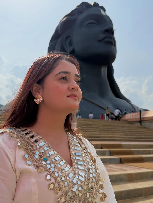Khud ko dhoondhne nikli thi, sukoon mil gaya🤍🌸💫

Har Har Mahadev🤍

#bindasskavya #adiyogi