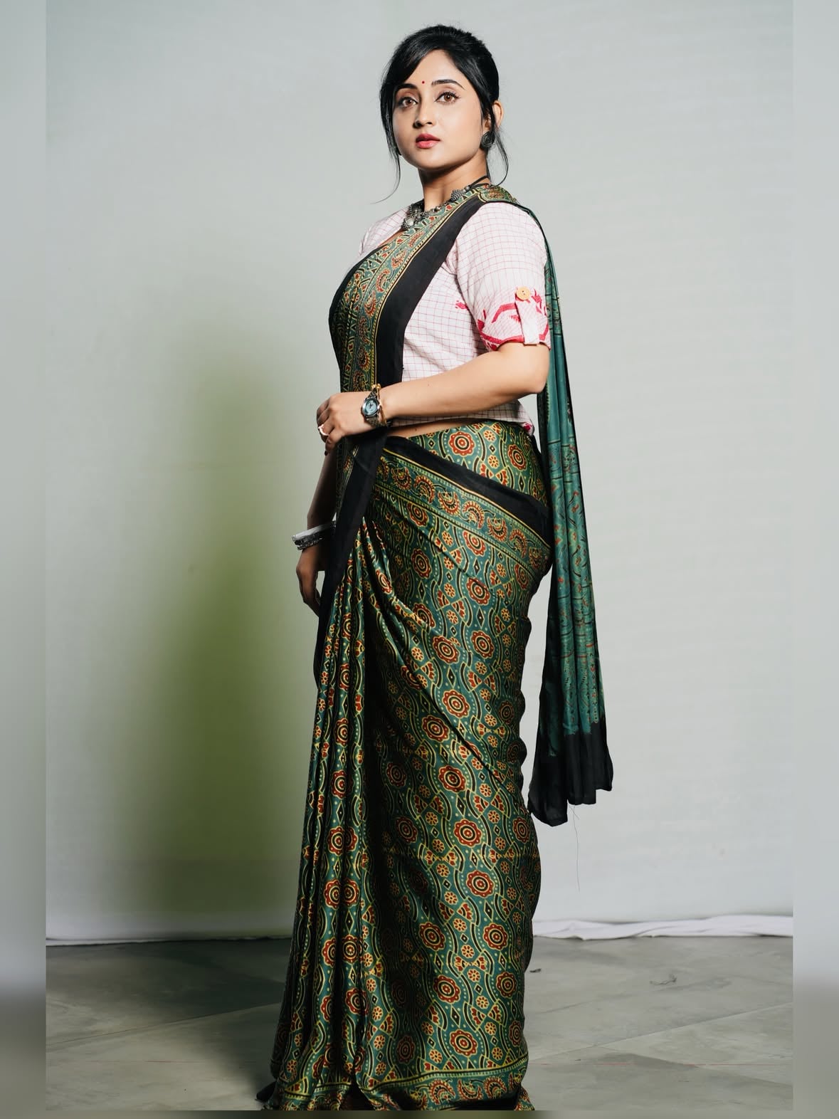 শৈশবের trauma কি একজন মানুষকে শুধু আতঙ্কের স্মৃতি দিয়ে যায়, নাকি কখনও কখনও সেই trauma তাকে এমন এক মানসিক অবস্থায় নিয়ে যায়, যেখানে বাস্তবতা ও কল্পনার সীমা ঝাপসা হয়ে যায়? আর সেই অস্পষ্টতার মূল্য কি বাকিদের জীবনটা আতঙ্কে ভরিয়ে তোলে?!
#atonko আসছে 24th june, @tvplus.hoichoi @hoichoi.tv তে!
@svfsocial @aditiroyz03