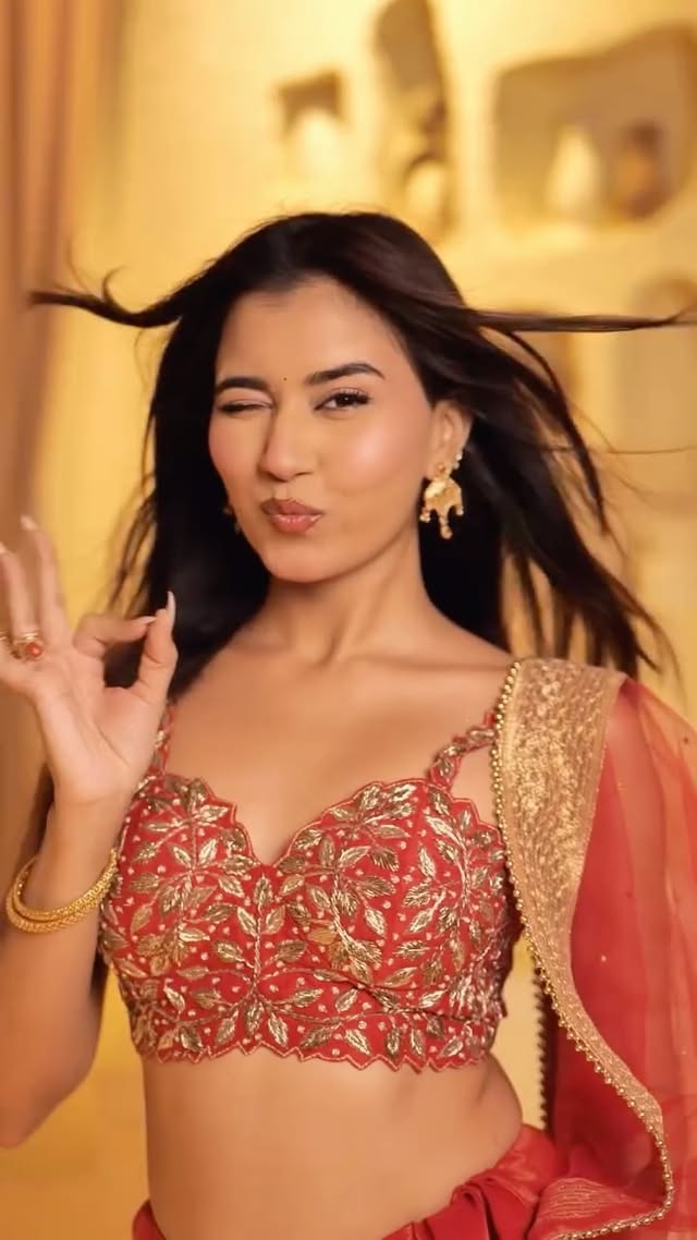 Chunari chunari🔥❤️Outfit- @heenadesignerstudiofabrics_ ......#akankshachoudhary #mtvsplitsvilla #lehenga #ChunriChunri #bollywoodsongs by @akankshachoudhary_official