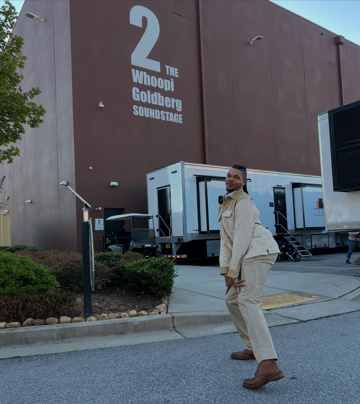 SPOILER ALERT 🚨Don’t watch this post if you haven’t seen SCARY MOVIE 🍿🎬
My first movie 😭 I was completely gagged when I saw a post that they were looking for male twerkers back in September 2025. Sent my video audition in and a month later we were filming this scene at @tylerperrystudios And now to actually see it on THEE big screen?!?…on my birthday week?! Like I just turned 30 y’all lol. I grew up watching this entire franchise. Like wow. I’m elated. @morereginahall @therealdjsw1 @deoncole @marlonwayans had the entire room in tears 😭😭😭 Anyone who knows me knows I LOVEE Brenda so to actually be on set with her…my heart was melting. So thankful to be in the room 🙏🏾 #scarymovie #scarymovie6 #dancer #atl