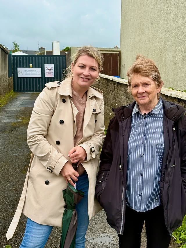 🇮🇪 Heute habe ich Catherine Corless in Tuam getroffen.Vor sieben Jahren durfte ich diese beeindruckende Frau kennenlernen und ich schätze sie sehr. Catherine ist ein zurückhaltender Mensch und mag es nicht im Rampenlicht zu stehen. Doch für viele Menschen weltweit ist sie eine Heldin. Spricht man sie auf ihre außergewöhnliche Leistung an, sagt sie meist: „Ich mache das nur für die Babies!“Catherine Corless hat über Jahre beharrlich Fragen gestellt und damit etwas geleistet, was eigentlich Aufgabe des irischen Staates gewesen wäre. Ihre Recherchen führten zur Entdeckung, dass auf dem Gelände des ehemaligen Mother-and-Baby-Home im irischen Tuam die sterblichen Überreste von 796 Babies vermutet wurden. Damit brachte sie ein dunkles Kapitel der irischen Geschichte ans Licht: Über 9000 Babys und Kinder starben in den 14 Mother-and-Baby-Heimen des Landes.Dieses Foto entstand vor der derzeit größten forensischen Ausgrabungsstätte Europas. Catherine hat dafür gekämpft, dass die toten Babies in Tuam exhumiert, identifiziert und würdig bestattet werden. In den vergangenen Tagen war ich für eine Dokumentation für "Life" in Irland unterwegs. Dabei habe ich viele bewegende Menschen getroffen und ihre Geschichten gehört. Dazu gehören auch John McGurk und Carmel Cantwell. John ist ein Freund und Unterstützer von Catherine. Gemeinsam mit seinem Team hat er einen Spendenlauf organisiert, um auf die 796 Babies von Tuam aufmerksam zu machen. Von Osnabrück ging es durch 6 Länder bis nach Tuam. 796 Meilen. Eine für jedes Baby. Für dieses Engagement habe ich größten Respekt!All diese Menschen zeigen, wie wichtig es ist, für das Gute zu kämpfen, nicht aufzugeben- auch wenn einem oft Steine in den Weg gelegt werden. Damit schwierige Kapitel der Geschichte nicht in Vergessenheit geraten.Die ganze Dokumentation seht ihr demnächst bei "Life- Menschen, Momente, Geschichten". Immer samstags bei RTL.#tuam #babiesofbessborogh #gerechtigkeit #journalismus irland @johnalexandermcgurk @carmel.cantwell @lifedasmagazin by @annikabegiebing_official