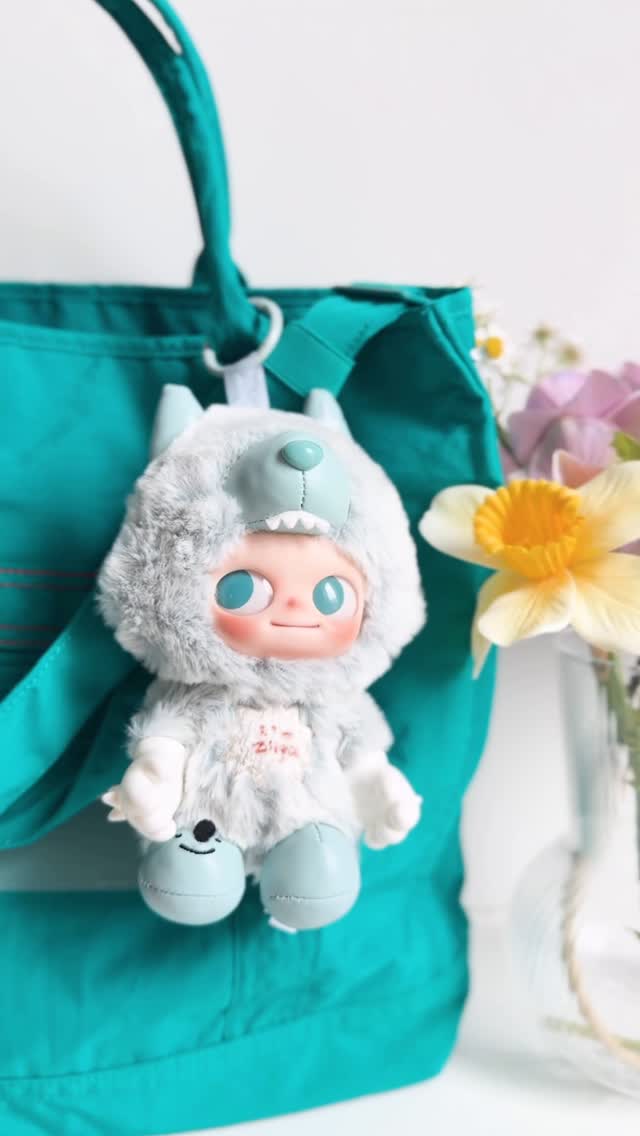 🐺 ZSIGA ในโหมด Little Wolf ถ่ายทอดอีกด้านของตัวตนที่ทั้งกล้าหาญ รักอิสระ และพร้อมปกป้องหัวใจในแบบของตัวเอง 𝐙𝐒𝐈𝐆𝐀 𝐈’𝐦 𝐙𝐬𝐢𝐠𝐚 𝐒𝐞𝐫𝐢𝐞𝐬 - 𝐕𝐢𝐧𝐲𝐥 𝐏𝐥𝐮𝐬𝐡 𝐏𝐞𝐧𝐝𝐚𝐧𝐭 ครั้งแรกในรูปแบบพวงกุญแจนุ่มฟู มาพร้อมดีเทลผมหนาม และเพื่อนตัวจิ๋วที่เท้าอันเป็นเอกลักษณ์ พร้อมที่จะคอยอยู่เคียงข้างกันในทุกวัน#POPMART #POPMARTTH #zsiga #imzsiga #vinyl by @popmartth