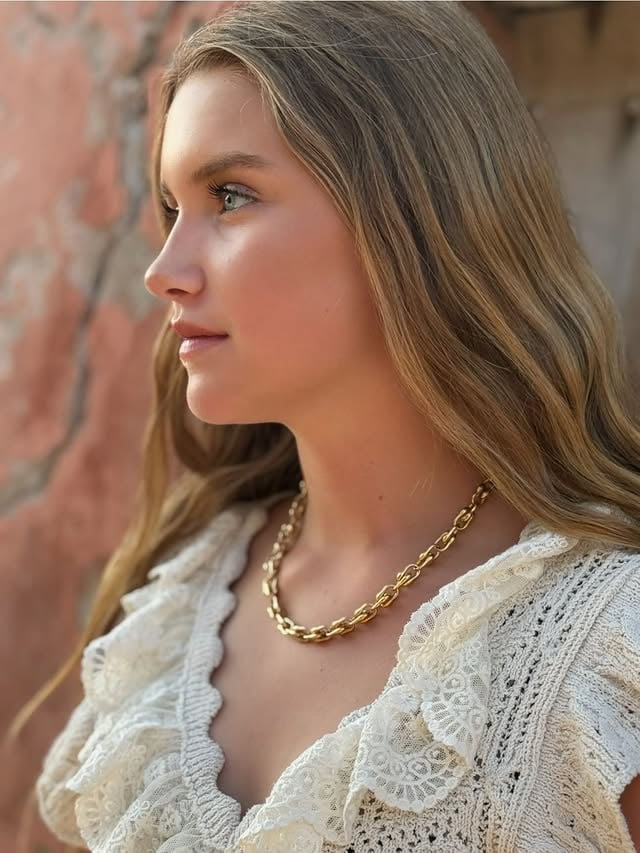 Grattis min älskade förstfödda dotter på din dag 🩷 för 14 år sedan kom du till mig ! Min magiska Alicia , vacker som få och med ett inre lugn som man sällan ser hos en 14 åring ! Du är så fin mot dina syskon och du är duktig på allt du gör , jag tror du kommer bli designer för du älskar att sy. Och idag fick du en symaskin 💞

Jag älskar att vara din mamma och är innerligt stolt över dig 🩷 älskar dig Alicia 🩷