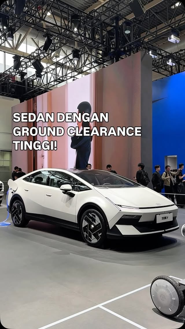 Hyundai yang bentuknya paling beda sendiri!Ini dia Ioniq V, sedan dari Hyundai yang untuk sementara ini hanya dijual di China. Berdasarkan bentuk eksterior dan interior, Ioniq V ini terlihat paling futuristik diantara jajaran Ioniq lainnya.Dengan range yang diklaim akan tembus 600 km (CLTC) dalam sekali pengecasan, menurut kalian cocoknya dijual di harga berapa?#hyundai #hyundaiioniqv #ioniq #hyundaiindonesia #hyundaiioniq by @ber.kendara