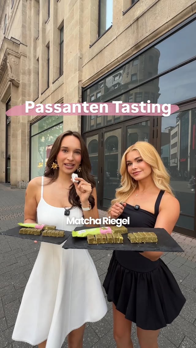 Passanten Tasting 😳💖 was haben die Leute in der Kölner Innenstadt zum neuen Matcha-Raspberry Oat Bar gesagt? 

Und habt IHR schon probiert? 👀📦 Wir sammeln fleißig eure Nachrichten & freuen uns seeeeehr, dass er euch so gut schmeckt! In meinem Story Highlight sind schon welche gespeichert 💚💖

Auf einen Blick:
- Echtes Bio-Matcha-Pulver 
- Fruchtige Himbeerstückchen
- weiße Chunks
- ohne Zusatzstoffe, ohne zugesetzte Aromen
- ohne Süßstoffe
- Nicht bitter, nicht künstlich 
- 187 kcal pro Riegel
- Saftige, cremige Konsistenz 
- Bio, vegan, glutenfrei
- Fairtrade
- 13mg Koffein (Vergleich: ein Espresso hat 60-80mg)