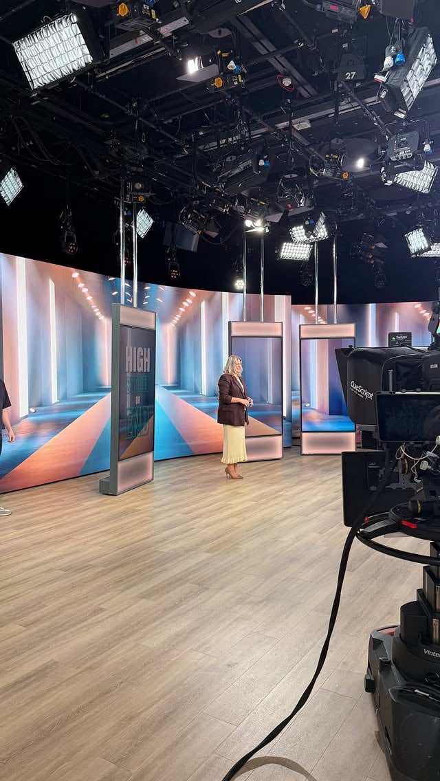 Warming up for today’s fashion segment 💪🏻 @thismorning #highstreetvshighend by @catdeeley