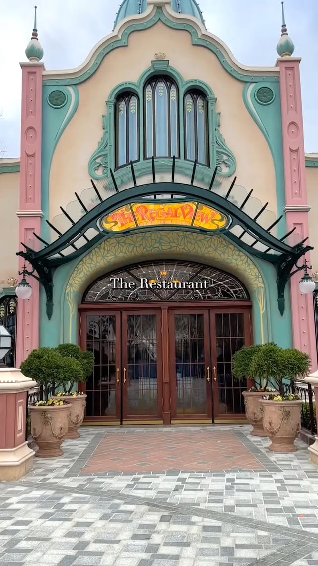 A Regal View no matter where your eyes land 😌👑 #DisneyEats #DisneylandParis #DisneyAdventureWorld by @disneyparks
