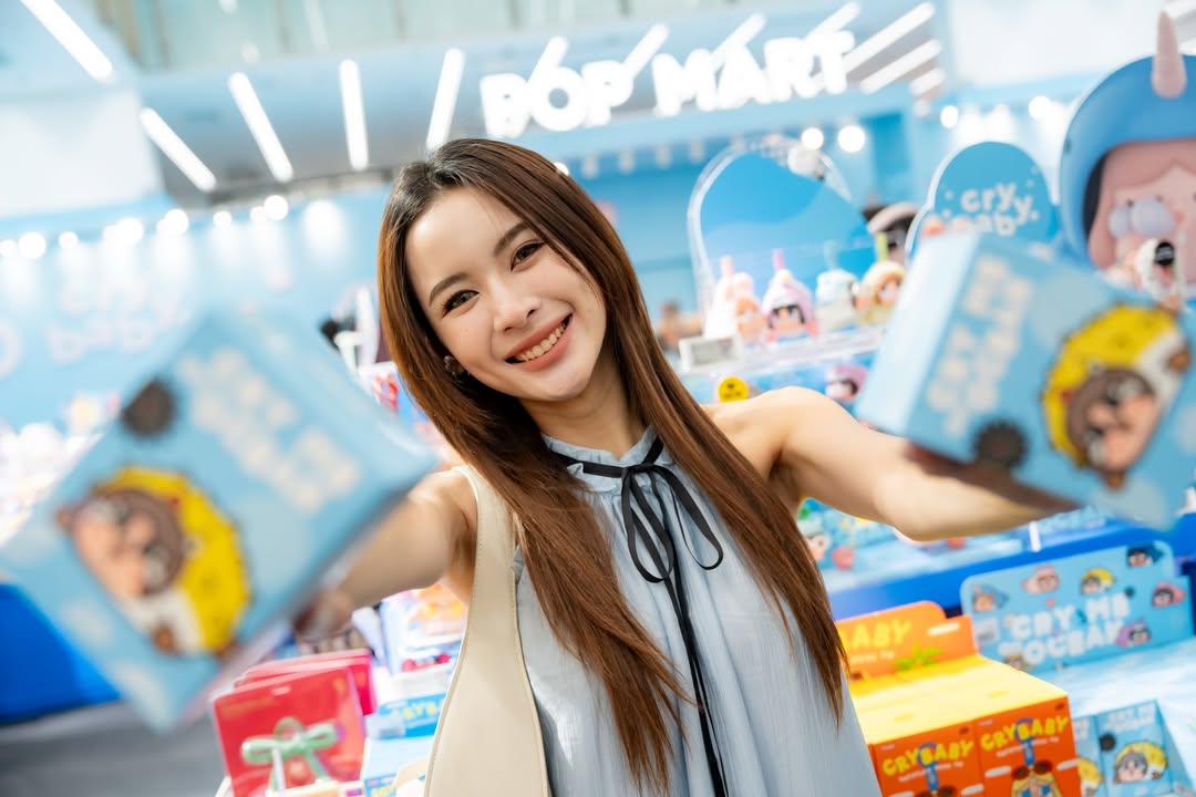 🌊 คลื่นความน่ารักลูกใหม่ซัดถึงสยามแล้ววว! POP MART POP-UP STORE @ SIAMSCAPE เปิดให้ทุกคนได้มาดำดิ่งสู่โลกของ 𝐂𝐑𝐘𝐁𝐀𝐁𝐘 𝐂𝐫𝐲 𝐌𝐞 𝐀𝐧 𝐎𝐜𝐞𝐚𝐧 กับบรรยากาศที่อบอวลไปด้วยเสน่ห์ของท้องทะเล สัมผัสดีเทลสุดคิ้วท์ที่ชวนให้เดินเพลินจนไม่อยากกลับ 🐟นอกจากมุมถ่ายรูปที่สายคอนเทนต์ต้องเลิฟแล้ว ยังขนทัพ Hot Items, Blind Box Series และคอลเลกชันยอดฮิตจากหลากหลาย IPs มาให้ช้อปกันแบบจัดเต็ม มาแบบแน่นๆ พร้อมสินค้าในธีม CRYBABY Cry Me An Ocean บอกเลยว่าไม่ควรพลาด! 💫ใครกำลังมองหาพิกัดเติมความสุขระหว่างวัน หรืออยากแวะมาสัมผัสโลกของ Art Toys ใจกลางเมือง บอกเลยว่าที่นี่คือจุดหมายใหม่ที่ต้องปักหมุด ✨🗓 เปิดแล้วตั้งแต่วันนี้ เป็นต้นไป📍 POP MART POP-UP @ SIAMSCAPE ชั้น 1 (สยามสแควร์ ซ.7)แล้วมาเจอกันนะะะ 🌊💙#POPMART #POPMARTTH #HELLOSIAMSCAPE #POPMARTSIAMSCAPE #SIAMSQUARE by @popmartth